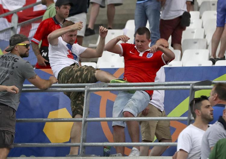 Under EM i Frankrig for to år siden kom det til voldsomme  sammenstød mellem fans ved kampen mellem Rusland og England på Stade  Velodrome i Marseille. Her sender en  russisk hooligan en helflugter mod en engelsk fan. Arkivfoto Thanassis  Stavrakis/AP