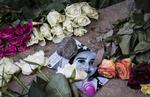 Blomster og et foto af Susanna ligger ved boligblokken i Mainz, som hun aldrig kom hjem til igen. Hun blev myrdet 22. maj. Boris Roessler/AP