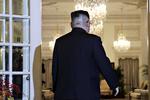 Nord- koreas leder, Kim Jong-un, besøgte premierminister Lee Hsien Loong, efter at han i går var ankommet til Singapore. I  morgen skal Kim Jong-un mødes med USA’s  præsident, Donald Trump.  Foto: Wong Maye-E/AP Wong Maye-E/AP