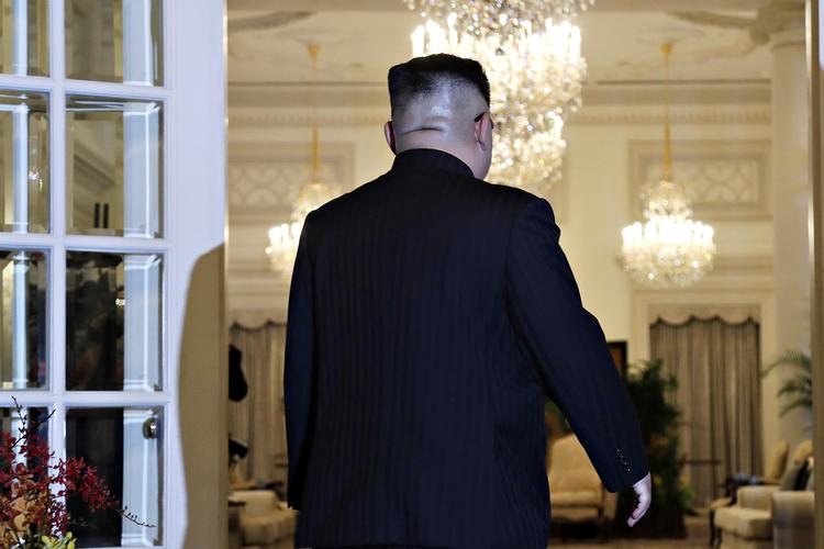 Nord- koreas leder, Kim Jong-un, besøgte premierminister Lee Hsien Loong, efter at han i går var ankommet til Singapore. I  morgen skal Kim Jong-un mødes med USA’s  præsident, Donald Trump.  Foto: Wong Maye-E/AP Wong Maye-E/AP