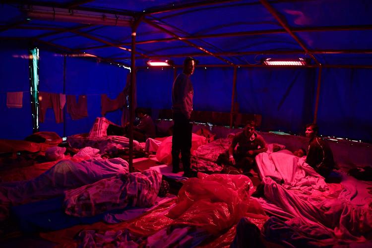 629 flygtninge  og migranter om bord på redningsskibet ’Aquarius’ ser nu ud til at være på vej mod Spanien, efter at den italienske regering nægtede  skibet adgang til italienske havne. Billedet er fra en tidligere, men tilsvarende begivenhed, da ’Aquarius’ fik lov at lægge til på Sicilien. Louisa Gouliamaki/

