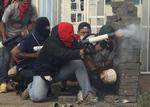 Lørdag var der voldsomme kampe mellem politi og oprørere i provinsbyen Masaya syd for hovedstaden Managua. Her affyrer oprørere noget hjemmelavet raketudstyr. Foto Oscar Duarte