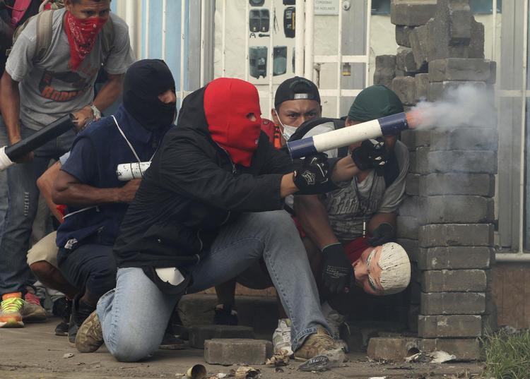 Lørdag var der voldsomme kampe mellem politi og oprørere i provinsbyen Masaya syd for hovedstaden Managua. Her affyrer oprørere noget hjemmelavet raketudstyr. Foto Oscar Duarte