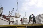 Havnebyen  Hudaydah ved Det Røde Hav modtager  80 pct. af den nødhjælp, der kommer til det krigshærgede og forarmede Yemen. Nu er byen selv under angreb. Abdo Hyder/AFP/Ritzau Scanpix
