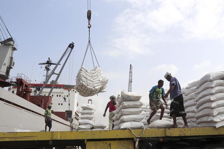 Havnebyen  Hudaydah ved Det Røde Hav modtager  80 pct. af den nødhjælp, der kommer til det krigshærgede og forarmede Yemen. Nu er byen selv under angreb. Abdo Hyder/AFP/Ritzau Scanpix