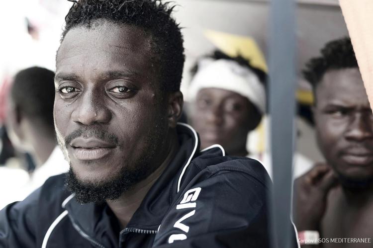 Mændene her er blot en lille del af de 629  migranter på skibet ’Aquarius’, som Italien har afvist. Nu er skibet fra den franske ngo SOS Mediterranee på vej til Spanien med migranterne. Kenny Karpov/SOS Mediterranee/AP