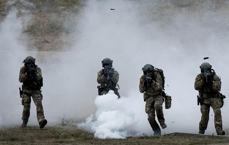 Russerne er nervøse over, at Nato er rykket tættere på. Soldaterne på billedet deltager i  disse uger i en USA-ledet øvelse med 18.000 soldater fra 19 Nato-lande,  som finder sted i Baltikum og Polen.  Mindaugas Kulbis/AP/AP