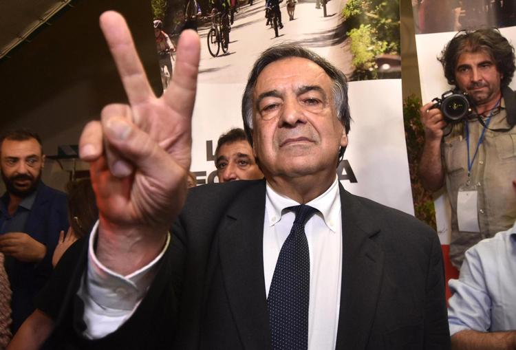 Palermos borgmester, Leoluca Orlando, møder personligt  op på havnen for at byde alle  migranter og flygtninge velkommen. Mike Palazzotto/AP