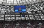 I går blændede Vladimir Putin op for dette års fodbold-VM og  kunne derved vise sine landsmænd og  alle andre, at Rusland overhovedet ikke er isoleret.   Pavel Golovkin/AP/AP