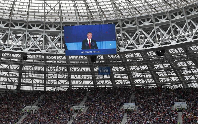 I går blændede Vladimir Putin op for dette års fodbold-VM og  kunne derved vise sine landsmænd og  alle andre, at Rusland overhovedet ikke er isoleret.   Pavel Golovkin/AP/AP
