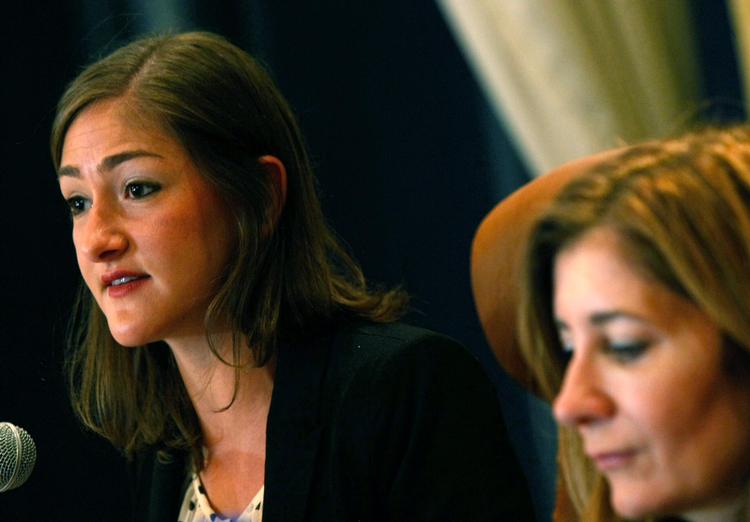 »Så vidt vi ved, er ingen krigere blevet bragt for retten og dømt«, siger Belkis Wille (t.v.) om hævntørsten mod IS. Hani Mohammed/AP