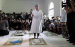 Seyran Ates er  stifter af og imam  i moskeen Ibn-Rushd-Goethe i Berlin, hvor alle  – uanset køn,  seksualitet og  religiøs  overbevisning – er velkomne. Billedet her er fra  moskeens åbning sidste år. Michael Sohn/AP