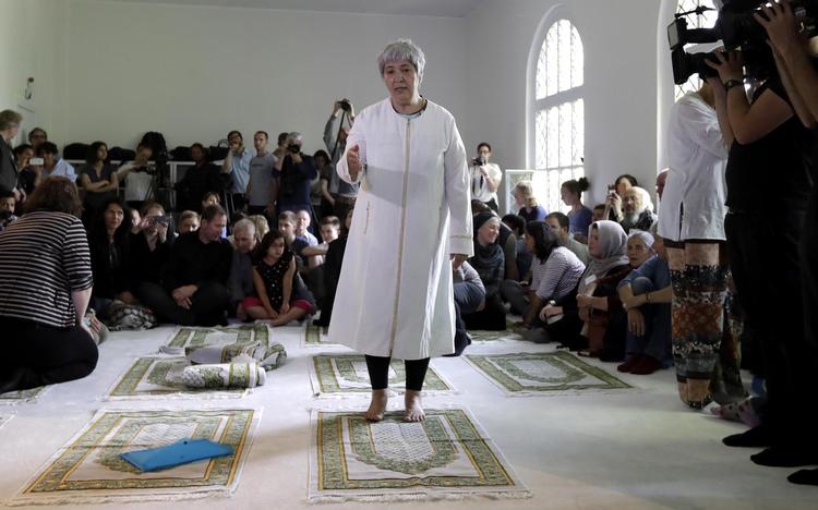 Seyran Ates er  stifter af og imam  i moskeen Ibn-Rushd-Goethe i Berlin, hvor alle  – uanset køn,  seksualitet og  religiøs  overbevisning – er velkomne. Billedet her er fra  moskeens åbning sidste år. Michael Sohn/AP