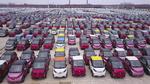 Nyslåede elbiler af mærket Baojun  foran en fabrik i det sydlige Kina, der er delejet af er General Motors fra USA. Som en række vestlige selskaber har GM investeret i det kinesiske marked, der er verdens største. 