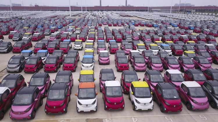 Nyslåede elbiler af mærket Baojun  foran en fabrik i det sydlige Kina, der er delejet af er General Motors fra USA. Som en række vestlige selskaber har GM investeret i det kinesiske marked, der er verdens største. 