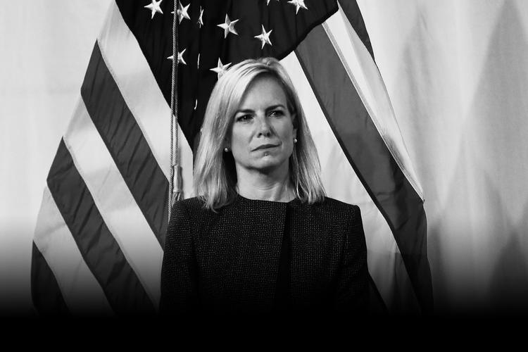 Kirstjen Nielsen er som minister for national sikkerhed ansigtet på Trumps kontroversielle immigrationspolitik. Selv har hun immigrantrødder, idet hun har familiemedlemmer, der er flyttet til USA fra henholdsvis Italien og Danmark. 