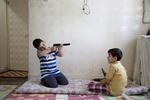9-årige Hamza leger med en kammerat. Da han var mindre, måtte  familien flygte fra huset, fordi der var kampe i gaderne.  Louise Herrche Serup/POLFOTO