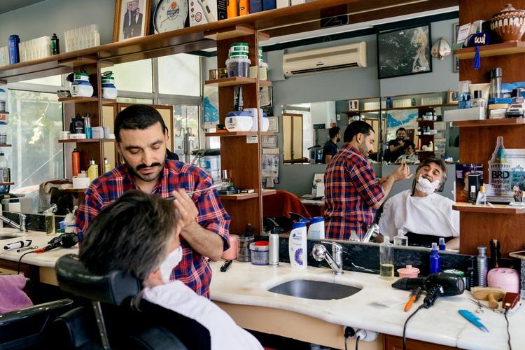 Tahsin Sevinç bliver barberet præsident Erdogans frisør Yasar Ayhan i Kasimpasa, Istanbul. Foto: Bradley Secker