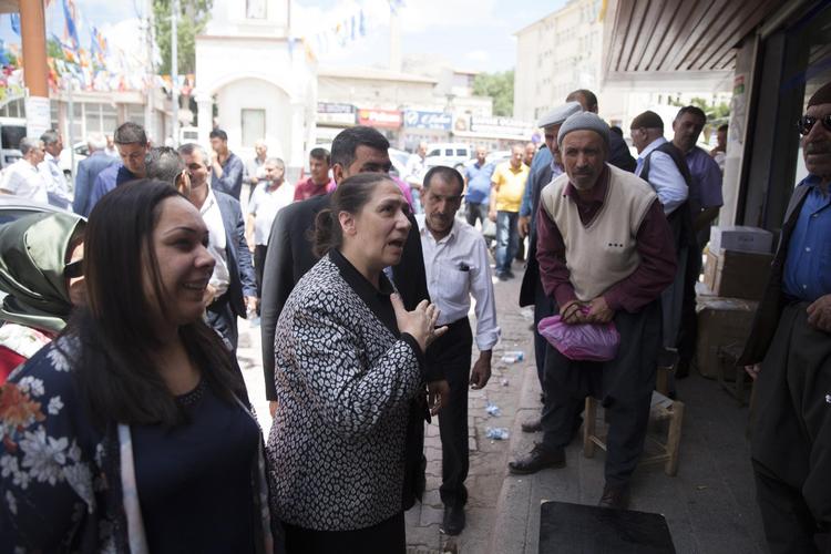 Oya Eronat  stiller op til parlamentet  for anden gang for Erdogans parti AKP. Som flertallet af indbyggerne  i Diyarbakir er hun kurder.  Louise Herrche Serup/


