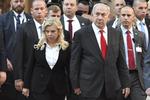 Mens Israels leder, Netanyahu, er genstand for en  korruptionsundersøgelse, er hans  hustru, Sara Nethanyahu (tv.), tiltalt  for bedrageri. Israelske medier har også afsløret, at hun har medbragt beskidt tøj på officielle rejser for at få det renset i udlandet på andres regning. Zoltan Mathe/AP/AP