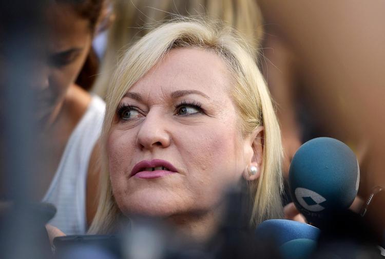 49-årige Inés Madrigal ses her på vej i retten i Madrid i den første retssag om formodet tyveri af tusindvis af babyer under Francos styre. Hun mener, hun blev taget fra sin biologiske mor straks efter fødslen. Foto: Oscar del Pozo/AFP 