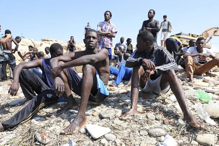 Migranter venter på at komme videre fra Libyen, men hvordan og hvortil er uvist, både for dem og andre migranter, der søger til Europa via Libyen. Hani Amara/Reuters