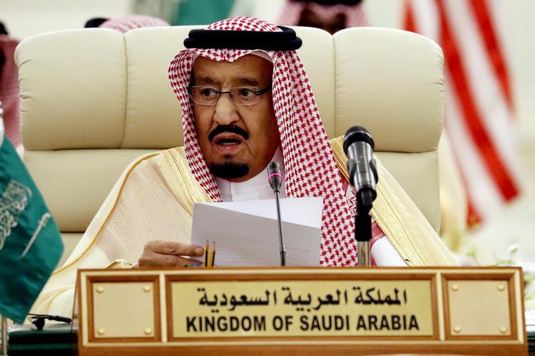 Saudi-Arabiens kong  Salman er gået i ledtog med USA’s  præsident, der vil trække tæppet væk  under det iranske præstestyres  økonomi ved at lukke for landets olieeksport. Alex Brandon/AP
