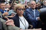 »Jeg står her for at forsvare statens retsorden«, sagde Malgorzata Gersdorf til de hundreder af demonstranter, der i går var mødt op  foran højesteret i Warszawa for at støtte hende.  Agencja Gazeta/AP/Ritzau Scanpix