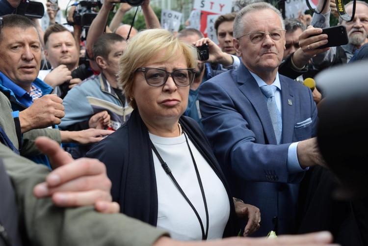 »Jeg står her for at forsvare statens retsorden«, sagde Malgorzata Gersdorf til de hundreder af demonstranter, der i går var mødt op  foran højesteret i Warszawa for at støtte hende.  Agencja Gazeta/AP/Ritzau Scanpix