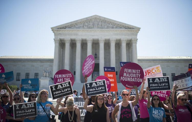 Tilhængere og modstandere demonstrerede foran  højesteret, som i 2016 tog stilling til  Texas’ stramme abortlov.   Bill Clark/AP