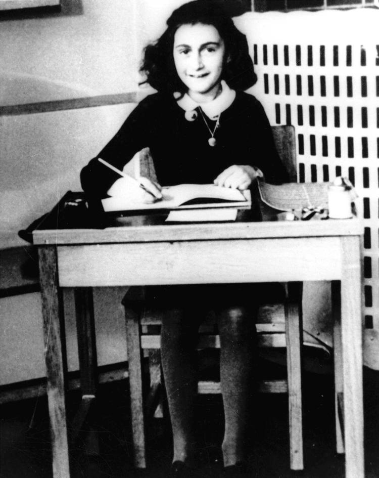 Anne Frank blev i 1944 fanget af nazisterne og døde året efter i en kz-lejr. Hendes dagbog blev efter krigen fundet af hendes far, der var familiens eneste overlevende. /AP