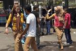 To unge egyptiske kvinder afviser uvelkomne tilnærmelser i landets hovedstad Kairo. Samuel Mohsen/AP