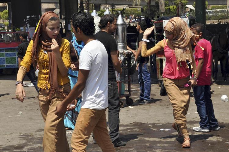 To unge egyptiske kvinder afviser uvelkomne tilnærmelser i landets hovedstad Kairo. Samuel Mohsen/AP