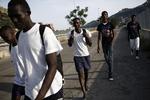 Tæt på, men... En gruppe migranter går på en af gaderne i den italienske by Ventimiglia, hvor hundredvis af migranter holder til, inden de forsøger at krydse grænsen til det nærliggende Frankrig, der gør alt for at holde dem ude.  Foto: Marco Bertorello/Ritzau Scanpix /Ritzau Scanpix