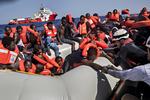 Migranter i nød på  Middelhavet blev sidste sommer reddet af frivillige fra den tyske ngo Sea-Watch. Nu er organisationens redningsskib  tvunget i havn, oplyser en læge fra  Sea-Watch.   Arkivfoto Jacob Ehrbahn