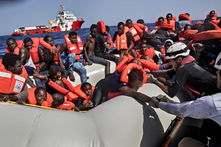 Migranter i nød på  Middelhavet blev sidste sommer reddet af frivillige fra den tyske ngo Sea-Watch. Nu er organisationens redningsskib  tvunget i havn, oplyser en læge fra  Sea-Watch.   Arkivfoto Jacob Ehrbahn