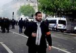 Sikkerhedschefen Alexandre Benalla bankede løs på en demonstrant 1. maj. Nu er Benalla fyret og varetægtsfængslet. Clemont Lanot/AP