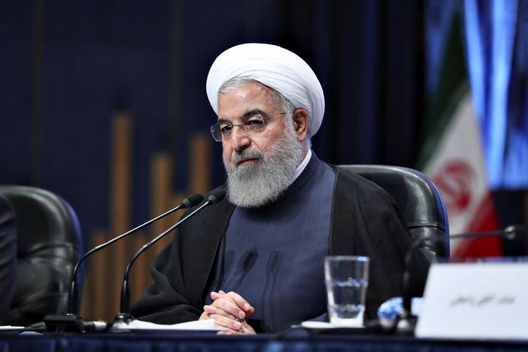 Ordkrigen mellem USA og Iran optrappes. Den iranske præsident, Rouhani, trues med amerikansk angreb.  AP