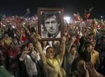 Imran Kahn er en folkekær person i Pakistan. Det skyldes bl.a. hans tidligere indsats i kricket. Shakil Adin/AP/Ritzau Scanpix