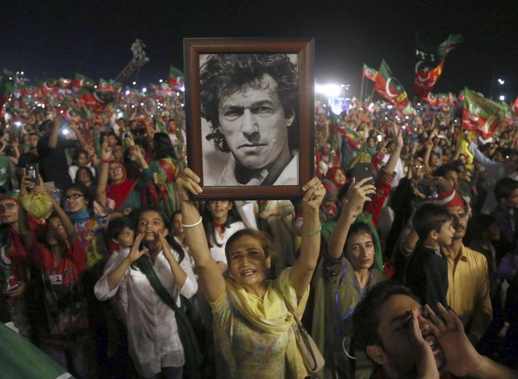 Imran Kahn er en folkekær person i Pakistan. Det skyldes bl.a. hans tidligere indsats i kricket. Shakil Adin/AP/Ritzau Scanpix
