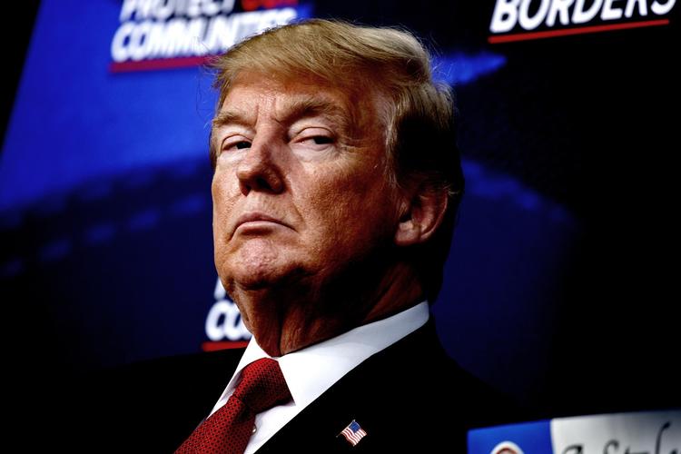 Donald Trumps søn, svigersøn, tidligere kampagnechef og andre medlemmer af kredsen omkring USA’s præsident har muligvis været involveret i forskellige former for ulovligt samarbejde med Rusland. Den første retssag mod præsidentens 
tidligere kampagnechef, Paul Manafort, skydes i gang i næste uge. Hvilke forbindelser havde han til den russiske regering? Det er ikke hovedspørgsmålet i sagen, men retssagen kan alligevel kaste nyt lys over nogle af de ubesvarede spørgsmål. AP