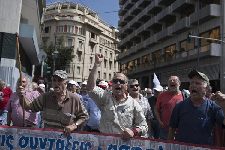 Pensionen er blevet barberet flere gange under krisen. Nu varsler regeringen nye nedskæringer, hvilket straks udløste demonstrationer i Athen. Petros Giannakouris/AP