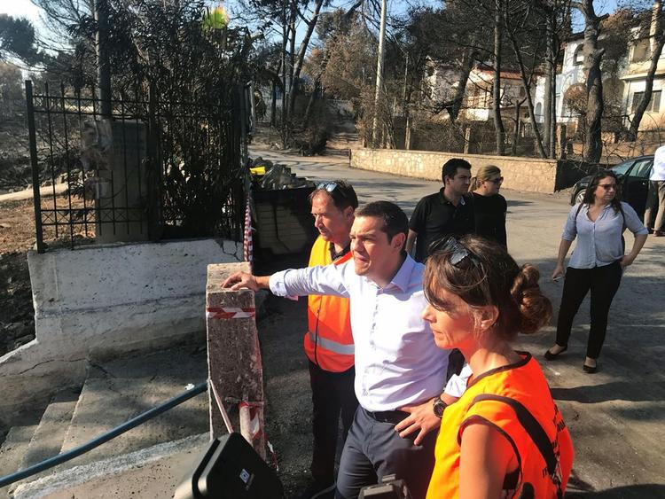 Den græske  premierminister, Alexis Tsipras (midtfor), endte med at tage det  politiske ansvar for de katastrofale brande i kyst- byerne ved Athen i sidste uge.    AP