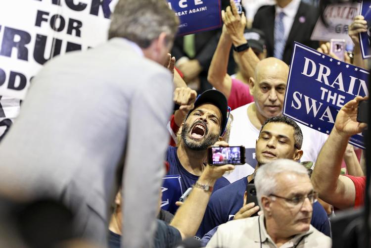 På et vælgermøde i Tampa i Florida blev journalisten Jim Acosta mødt med rasende tilråb og et taktfast »CNN sucks, CNN sucks«, som kan  oversættes til: CNN stinker. AP