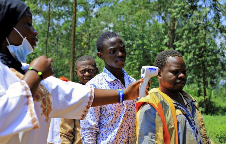 En sundhedsarbejder i Nordkivu-provinsen i DR Congo gør klar til at give en vaccination mod ebola. Samuel Mambo/Reuters/Ritzau Scanpix