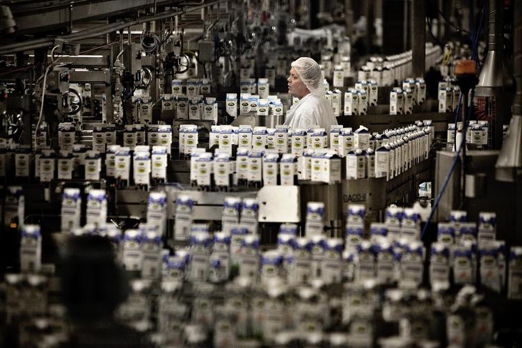 Sidste år fordoblede Arla sin eksport til Kina, så den nåede op på 760 millioner kroner. Men i de første seks måneder er der sket et fald i Danmarks samlede eksport til Kina. Handelskrig kan gøre det endnu værre. 