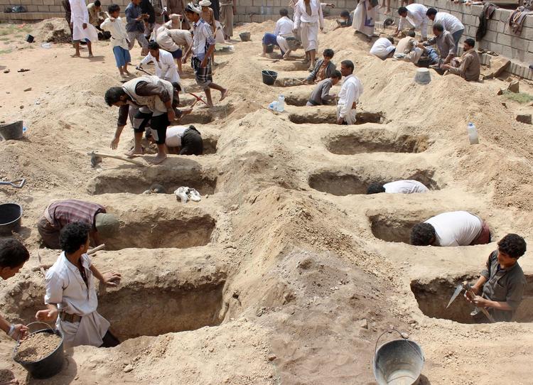 Yemenitter graver grave til de børn, hvis bus blev ramt af et saudi arabisk luftangreb. Ritzau Scanpix