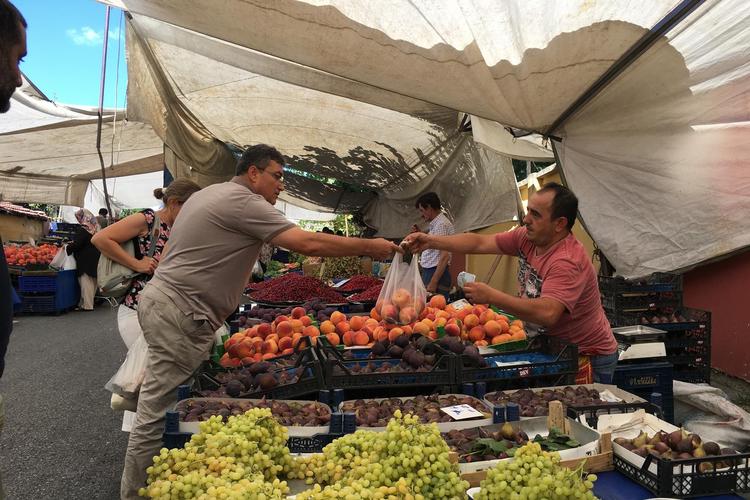 Grønthandler Erdal Celik (th.) forbereder sig på, at livet bliver sværere og har sat prisen på importerede bananer op. Nanna Muus Steffensen