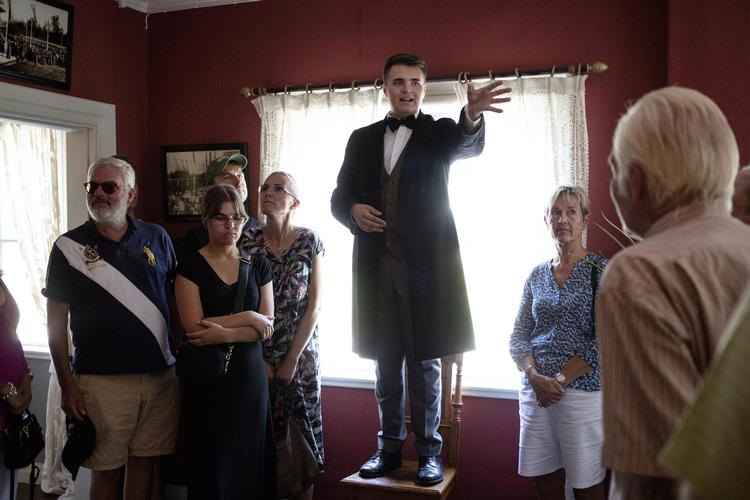 En ung amatørskuespiller, der normalt arbejder i et supermarked, spiller med liv og sjæl den verdens berømte svenske dynamitopfinder Alfred Nobel, hvis herregård, Björkborn, nu er et velbesøgt våbenmuseum. Nanna Navntoft