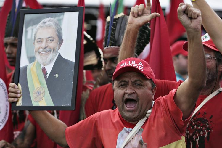 Tilhængere af den fængslede ekspræsident Lula kæmper for hans comeback. Eraldo Peres/AP